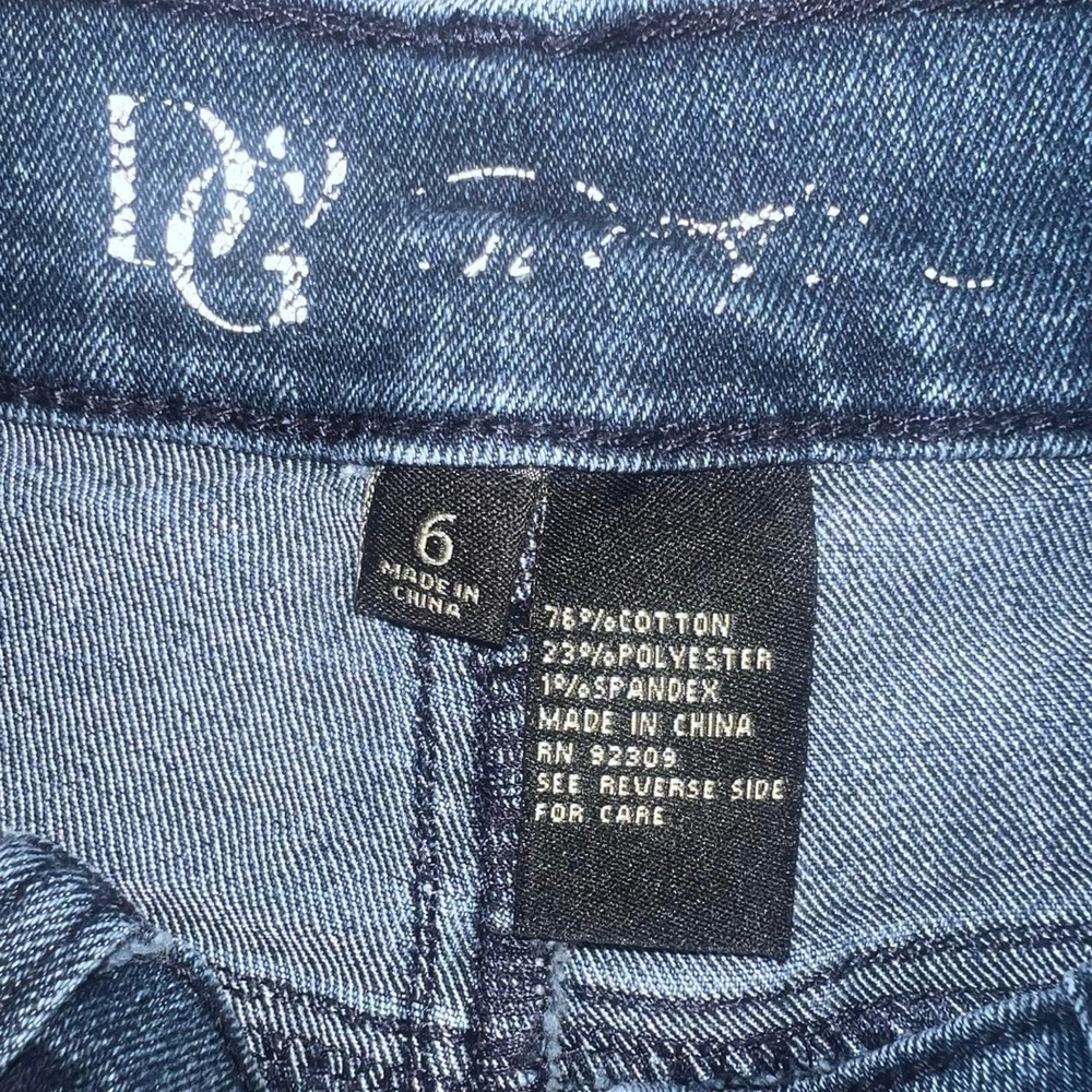 DG2 by Diane Gilman Dark Wash Straight Leg Jeans Size 6 Embroidered Pockets - Picture 6 of 6